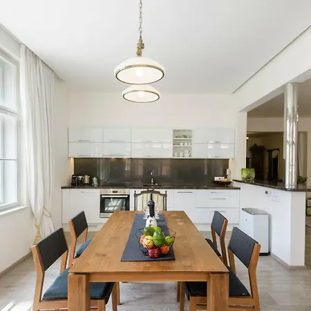 Stylish, Light-Filled Home In The Historic Center Prague Exterior photo