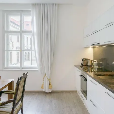 Stylish, Light-Filled Home In The Historic Center Prague Exterior photo