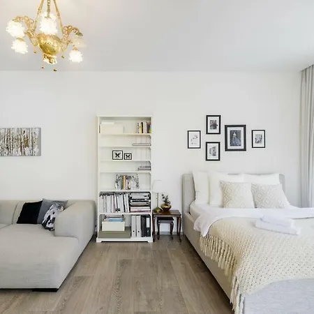 Stylish, Light-Filled Home In The Historic Center Prague Exterior photo