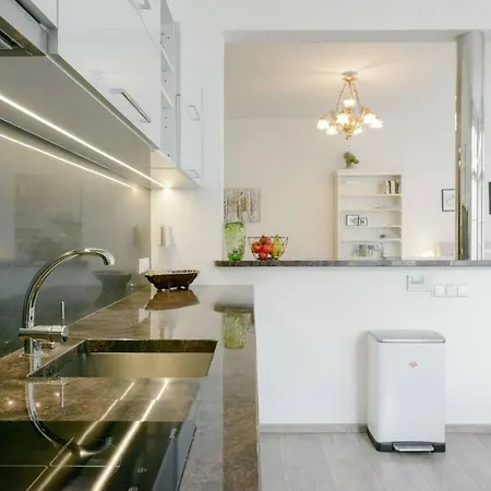 Stylish, Light-Filled Home In The Historic Center Prague Exterior photo